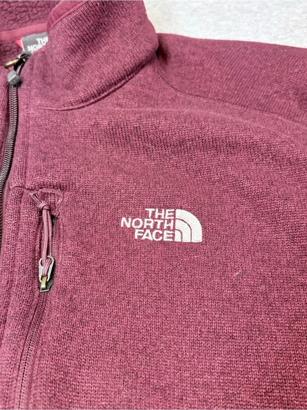 The North Face Men’s Gordon Lyons Burgundy full zip up fleece jacket. Size xl